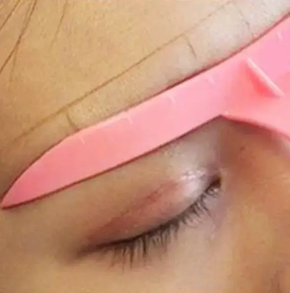 Лінійка пластикова рожева для брів 4 шт 24356